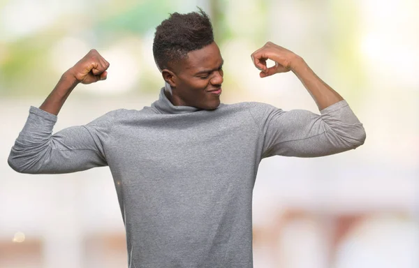 Giovane Uomo Afroamericano Sfondo Isolato Mostrando Muscoli Delle Braccia Sorridenti — Foto Stock