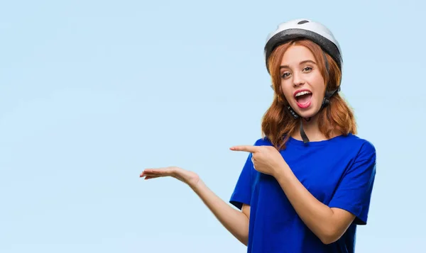 Jovem Mulher Bonita Vestindo Capacete Ciclista Sobre Fundo Isolado Espantado — Fotografia de Stock