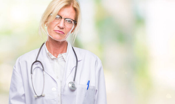 Блондинка средних лет врач женщина на изолированном фоне подавлен и беспокоиться о бедствии, плачет сердито и страшно. Грустное выражение
.