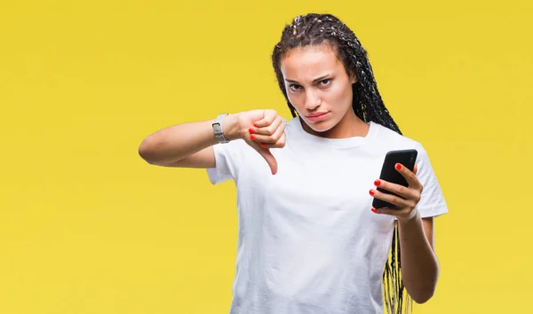 Jonge Gevlochten Hair Afrikaans Amerikaans Meisje Tonen Gebruikend Smartphone Geïsoleerd — Stockfoto