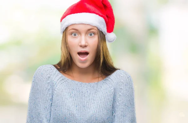 Mooie Kaukasische Jongedame Kerstmuts Dragen Geïsoleerde Achtergrond Bang Geschokt Met — Stockfoto