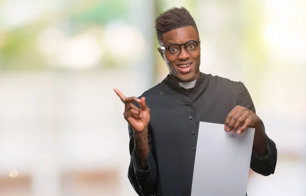 Jovem Padre Afro Americano Sobre Fundo Isolado Segurando Papel Branco — Fotografia de Stock