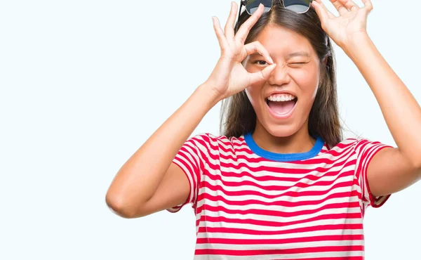 Joven Asiático Mujer Usando Gafas Sol Sobre Aislado Fondo Haciendo —  Fotos de Stock