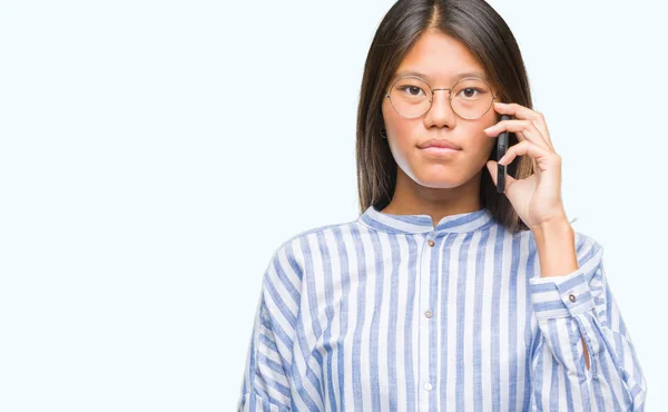 Junge Asiatische Frau Telefoniert Über Isolierten Hintergrund Mit Einem Selbstbewussten — Stockfoto