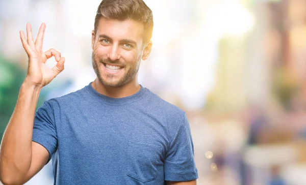 Jonge Knappe Man Geïsoleerde Achtergrond Glimlachend Positieve Doen Teken Met — Stockfoto
