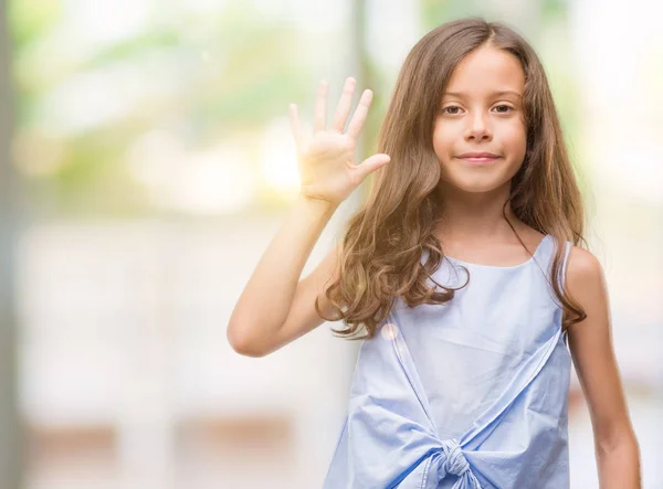 Брюнетка Латиноамериканка Показывается Показывает Пальцами Номер Пять Улыбаясь Уверенно Счастливо — стоковое фото