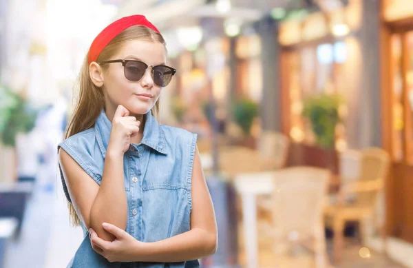 Joven Chica Hermosa Con Gafas Sol Sobre Fondo Aislado Con —  Fotos de Stock