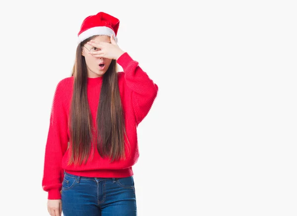 Jovem Chinesa Sobre Fundo Isolado Vestindo Chapéu Natal Espreitando Choque — Fotografia de Stock