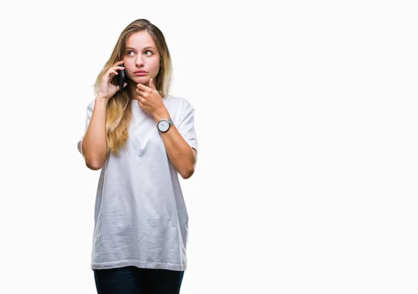 Genç Güzel Sarışın Kadın Üzerinde Smartphone Kullanarak Arama Arka Plan — Stok fotoğraf