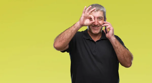 Bello Uomo Anziano Che Parla Smartphone Sfondo Isolato Con Viso — Foto Stock