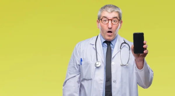 Przystojny Doktor Starszy Człowiek Wyświetlono Ekranu Smarpthone Białym Tle Przestraszony — Zdjęcie stockowe