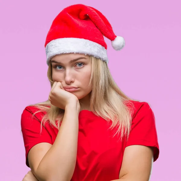 年轻的白种人妇女戴着圣诞节帽子在孤立的背景思维看累了 厌烦与交叉胳膊抑郁症问题 — 图库照片