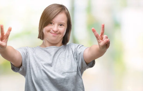 Mujer Adulta Joven Con Síndrome Sobre Fondo Aislado Sonriendo Mirando — Foto de Stock