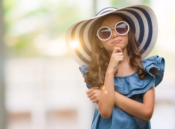 Menina Hispânica Morena Usando Óculos Sol Chapéu Verão Rosto Sério — Fotografia de Stock