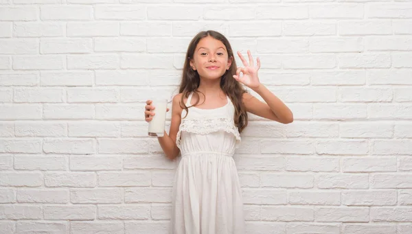 Junge Hispanische Kind Über Weiße Ziegelwand Trinken Ein Glas Milch — Stockfoto