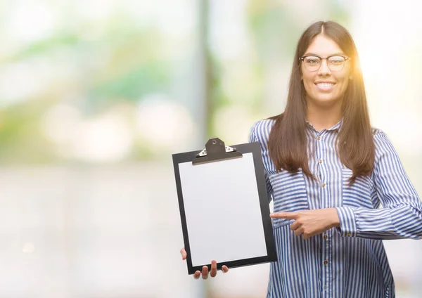 Jonge Spaanse Vrouw Met Klembord Erg Blij Met Hand Vinger — Stockfoto