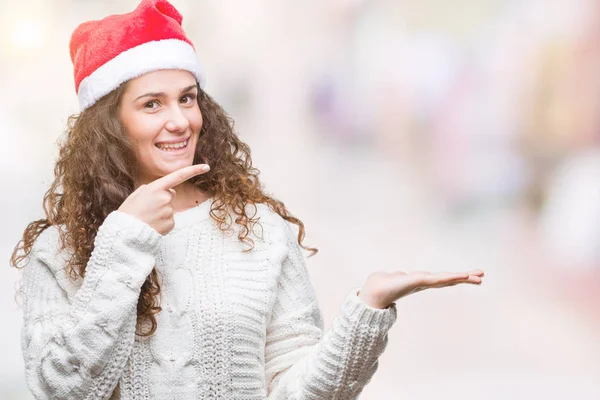 Jonge Brunette Meisje Dragen Kerstmuts Geïsoleerde Achtergrond Verbaasd Lachend Naar — Stockfoto