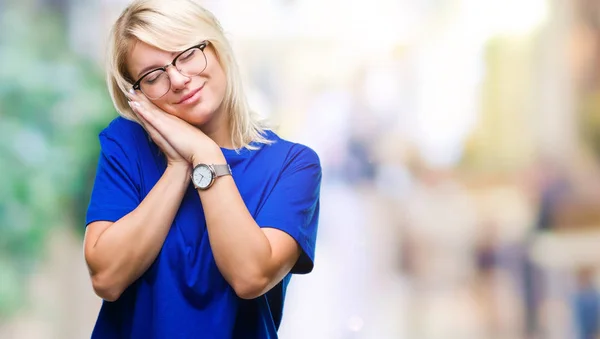 Junge Schöne Blonde Frau Trägt Brille Über Isoliertem Hintergrund Schlafen — Stockfoto