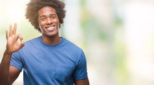 Afroamerikanischer Mann Mit Isoliertem Hintergrund Der Positiv Lächelt Und Zeichen — Stockfoto