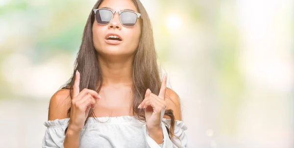 Junge Schöne Arabische Frau Trägt Sonnenbrille Über Isoliertem Hintergrund Erstaunt — Stockfoto