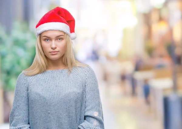 Καυκάσιος Γυναίκα Φοράει Καπέλο Χριστουγέννων Πάνω Από Απομονωμένες Φόντο Σοβαρή — Φωτογραφία Αρχείου