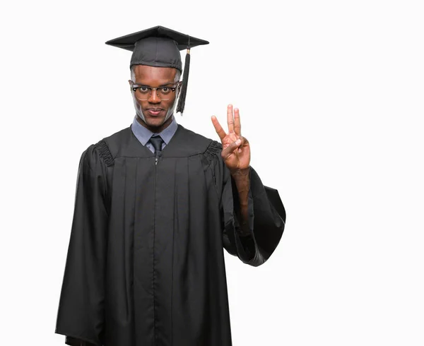 Joven Hombre Afroamericano Graduado Sobre Fondo Aislado Mostrando Apuntando Hacia — Foto de Stock