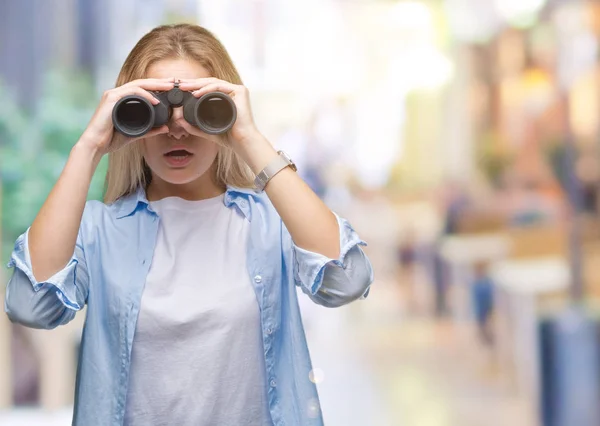 Junge Kaukasische Frau Mit Fernglas Über Isoliertem Hintergrund Erschrocken Mit — Stockfoto