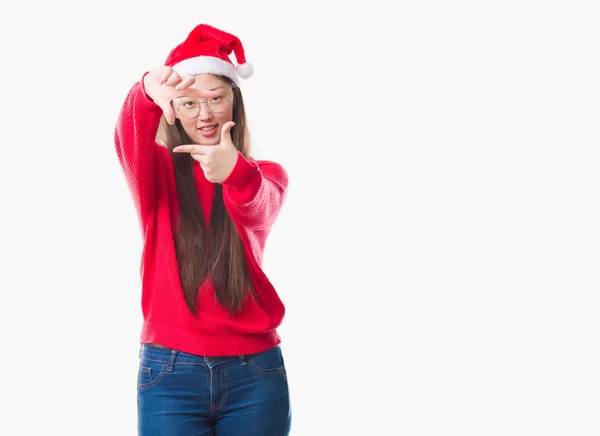 Jovem Chinesa Sobre Fundo Isolado Vestindo Chapéu Natal Sorrindo Fazendo — Fotografia de Stock