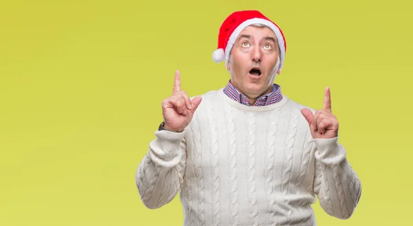 Hombre Mayor Guapo Con Sombrero Navidad Sobre Fondo Aislado Asombrado —  Fotos de Stock