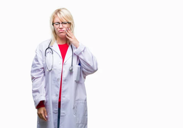 Junge Schöne Blonde Ärztin Medizinischer Uniform Über Isoliertem Hintergrund Berühren — Stockfoto