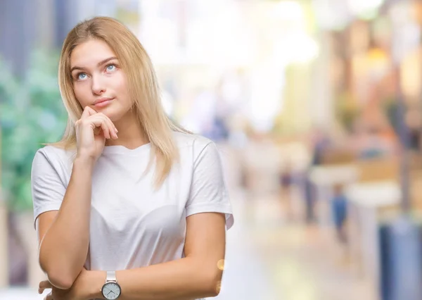 Mujer Caucásica Joven Sobre Fondo Aislado Con Mano Barbilla Pensando — Foto de Stock