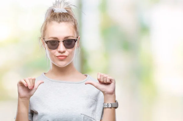 Jeune Femme Blonde Portant Des Lunettes Soleil Sur Fond Isolé — Photo