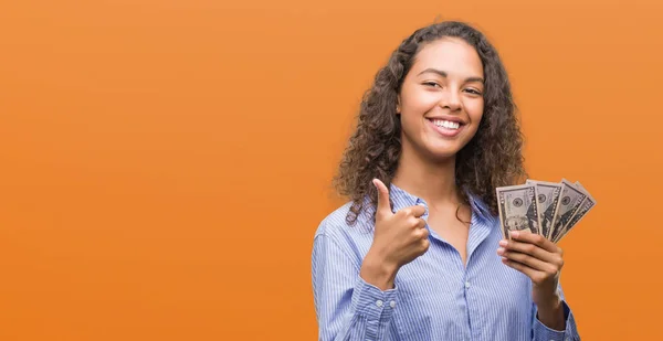 Mulher Hispânica Jovem Segurando Dólares Felizes Com Grande Sorriso Fazendo — Fotografia de Stock