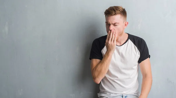 Giovane Uomo Rossa Sopra Grigio Grunge Muro Annoiato Sbadigliando Stanca — Foto Stock