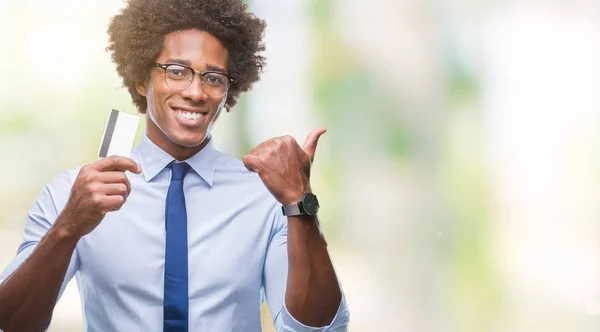 Afro Amerikansk Man Hålla Kreditkort Över Isolerade Bakgrund Pekar Och — Stockfoto