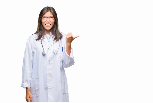 Mladý Lékař Asijské Žena Izolované Pozadí Usmívající Smajlík Pohledu Přejdete — Stock fotografie