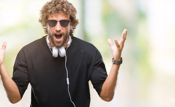 Üzerinde Kulaklık Giyen Müzik Dinlemek Yakışıklı Spanyol Adam Deli Kutluyor — Stok fotoğraf