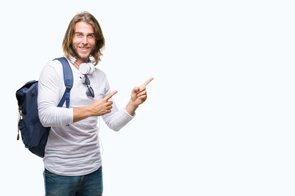 Genç Yakışıklı Turist Adam Uzun Saçlı Giyen Ile Sırt Çantası — Stok fotoğraf