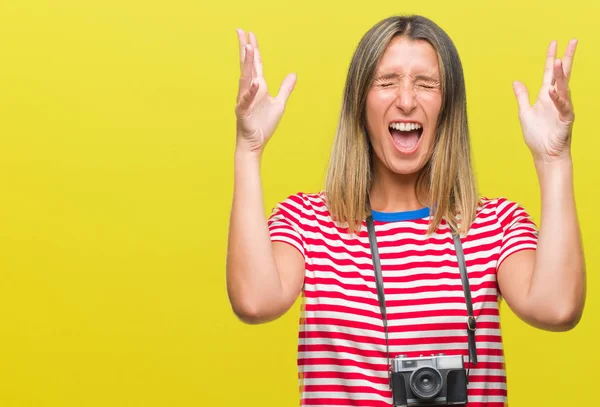 若くてきれいな女性のビンテージ写真カメラを使用して写真を撮るが背景を祝う狂牛病を分離し 腕の成功のためのクレイジー発生し叫んで興奮して目を閉じた 勝者の概念 — ストック写真