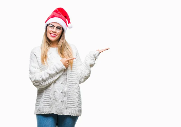 Joven Hermosa Mujer Con Sombrero Navidad Sobre Fondo Aislado Sorprendido —  Fotos de Stock