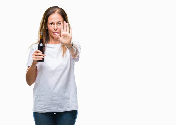 分離の背景上のビールを飲む中年ヒスパニック系女性が防衛ジェスチャー 深刻な自信を持って式に一時停止の標識をやって手を開いてください — ストック写真