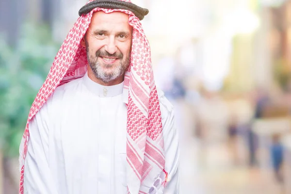 Homme Arabe Senior Portant Keffiyeh Sur Fond Isolé Avec Sourire — Photo