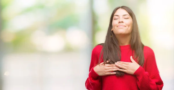 Joven Hermosa Hispana Vistiendo Suéter Rojo Sonriendo Con Las Manos — Foto de Stock