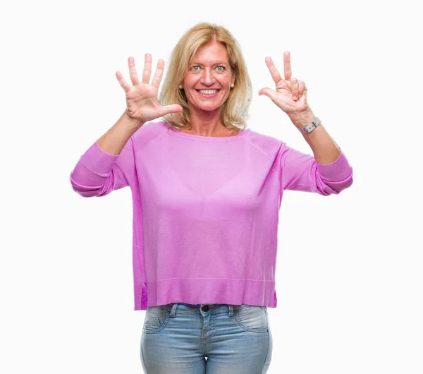 中年金发女人在孤立的背景显示 并指出手指数八 而微笑着自信和快乐 — 图库照片