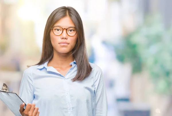 Jonge Aziatische Zakenvrouw Geïsoleerde Achtergrond Houden Klembord Met Een Vertrouwen — Stockfoto