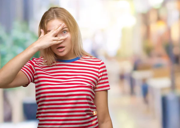 Joven Mujer Caucásica Sobre Fondo Aislado Asomándose Shock Cubriendo Cara — Foto de Stock