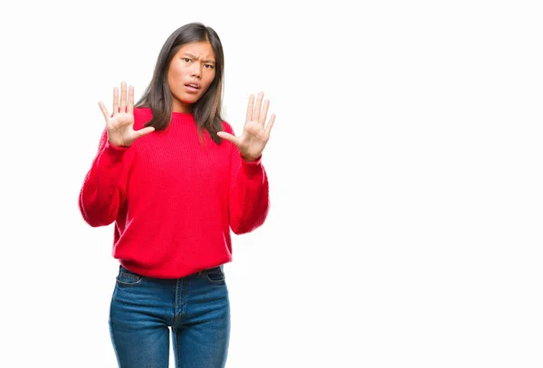 Mujer Asiática Joven Vistiendo Suéter Invierno Sobre Fondo Aislado Asustado — Foto de Stock