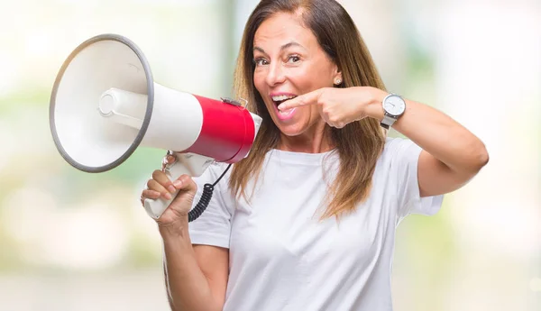 Middelbare Leeftijd Spaanse Vrouw Schreeuwen Door Megafoon Geïsoleerde Achtergrond Erg — Stockfoto