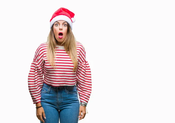 Joven Hermosa Mujer Con Sombrero Navidad Sobre Fondo Aislado Miedo —  Fotos de Stock