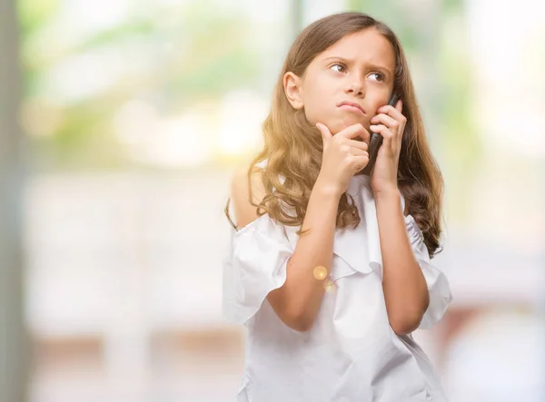 Brunette Spaanse Meisje Met Smartphone Ernstige Gezicht Denken Vraag Zeer — Stockfoto